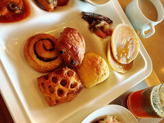 その足で朝食へ。

またブッフェで目移りして、たくさん取りすぎました。