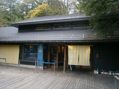 今回、ランチを頂いたのはハルニレテラスの中の「せきれい橋　川上庵」。
麻布や青山にもある、おそば屋さんです。

