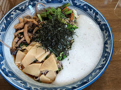 千頭駅までバスで向かい、昼食は駅前にあったそばを食べる。とろろさんさんそば。