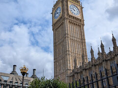 当然、荷物チェックなどを受けて入場する。ビッグ・ベンの近くを通過。
