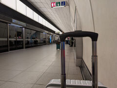 24日、いよいよ帰るだけ。ホテルを8時半に出たけど、スーツケースを持ちながら、スイス・コテージあたりをぶらぶら散歩。
地下鉄ジュビリー線に乗り、ボンド・ストリート駅には9時半頃到着、ここからエリザベスラインに乗る。