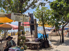 一寸、クタとレギャンの間のビーチを散策です。
日差しが強くて暑かったです。
この日から帰国日迄ひたすらピーカンの毎日でした。
