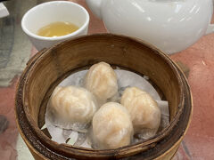 二日目です。
やっぱり飲茶は食べたい！
早朝から営業している上環の六安居へトラムに乗って行きます。
安定のエビ蒸し餃子。
お茶はジャスミン茶。