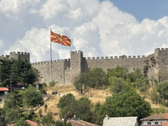 丘に聳えるサミュエル要塞は外から見るだけ。インパクト大のマケドニア国旗は、どこかの半島では噛みつかれそうでもある。