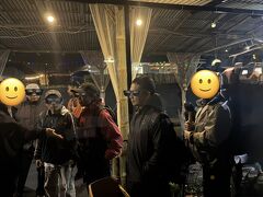 睡眠時間は3時間弱で、00:30ホテル出発。
４WDで火山登山のゲートへ。ゲートオープン02:00の少し前に到着して、近くのお茶屋さんでトイレを済ませたり、配布されたガスマスクをリュックに入れたり、出発の用意。

バリ島までのスルーガイドの他に、現地登山ガイドさん３人も加わりました。