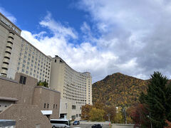 定山渓ビューホテル。この巨大旅館に、泊まった記憶があるような、、