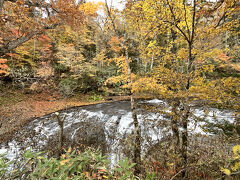 滝が見えてきた。
川の流れてる音が心地よい