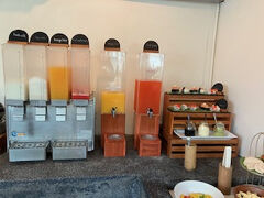 さて朝食の時間。どんな感じでしょうか？ジュース類は品揃え豊富ですね。