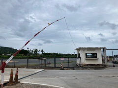サムイ空港の滑走路脇の通称“踏切”に移動。滑走の端に公道が通っているため、飛行機の離発着時は遮断機が下りる珍しいスポットです。