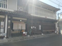 内子着。
「そば処 下芳我邸」でお昼ごはん。
築140年、⁦木蝋で栄えた豪商の屋敷とのこと。