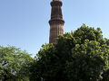 デリー南域にあるインド最古のイスラム遺跡、「クツゥブ･ミナール」
72.5ｍのミナレットが悠然と立ちそびえている。
よく見ると塔は何段かの階層ごとに分かれており、いくつかの王朝に引き継がれて建てられている。（4，5層目は14世紀）