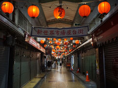 ●新世界市場屋台街＠通天閣本通商店街界隈

商店街からずっと気になっていた場所を覗いてみました。
ランタンがめっちゃアジアの雰囲気を醸し出しています。
昼間に見たときも、怪しいな…と思ってましたが、夜来てもやっぱり怪しいです（笑）。
