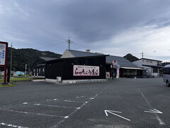 遊覧船乗り場。鳥取駅から乗ったバスのバス停すぐ前。火曜日だったので併設のレストランは休みで残念。３０人の団体客が来るために、９０人乗りの船なのに臨時便が出ていました。臨時便の２０分後に出発の定期便に乗ったら１０人くらいだったのでゆったり座れました。