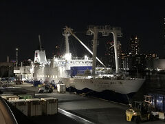 ターミナルにはこれから各離島へと向かう多くの乗客が。
20時前に到着し、22時台にはもう次の航海へ出航していくのです。忙しいですね。。。

伊豆諸島はまだ訪れたことがないので、機会を見計らって訪問してみたいところです。