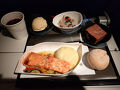 経由地イスタンブールまで約１２時間のフライト。トリプル７は満席でした。
深夜１時半、最初の食事。サーモン・グリル。見るからにおいしそうで、実際おいしいです。左上は豆のペースト＝フムス。