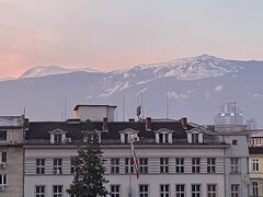 ヴィトシャ山がこのようにくっきりと見えるのですよ。おそらく社会主義時代からあるこのホテル、現在は老朽化したところがあちこちに見られるのですが、創業した当初は人気ホテルだったんじゃないかな。だってこの風景だもの。