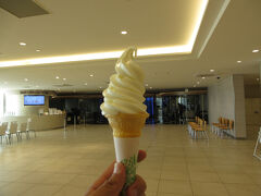 両親は買い物など各自のやりたいことをやっているもよう。
私は休憩。ソフトクリームで糖分補給。