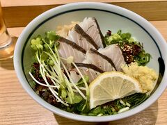 注文したのはさわら丼。
サワラは岡山で人気の海の幸です。
薬味と合わさりサワラが美味い！