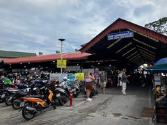 街の中心部にある「ラマイフレッシュフードマーケット」を覗きます。