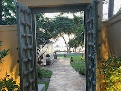 六日目の朝です。素敵な門をくぐって朝の散歩へ出かけます。