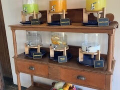 「ブリ・ラサ・ビレッジ」最初の朝食。どんな感じでしょうか？
飲み物のディスプレイが素敵ですね。