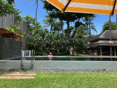 ちなみプールはシンプルな四角い形状。ジャクジーは空いているので専有させていただきました。