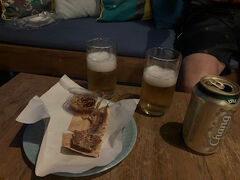 ホテルに戻って早速イカを食べながらの飲み直し。日本のスルメとほぼ同じ、イカの香りが香ばしくてビールによく合いました。