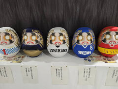 あっという間に新白河駅到着です、駅には白河だるまが飾られてます