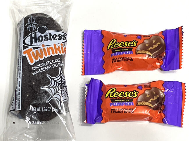 こちらもいただきました。米国土産の定番ですね！<br /><br />ハロウィーンシーズン限定のパンプキン（ジャック オーランタン）！！<br /><br />〇 「Reese&#39;s（リーセス）（リーシーズ）」のミルクチョコ＆<br />ピーナッツバター<br /><br />食べていないのでわかりませんが中にクリームが入っているようです。<br />〇 「Hostess Twinkies（ホステス トゥインキーズ）」チョコスポンジ<br />ケーキ