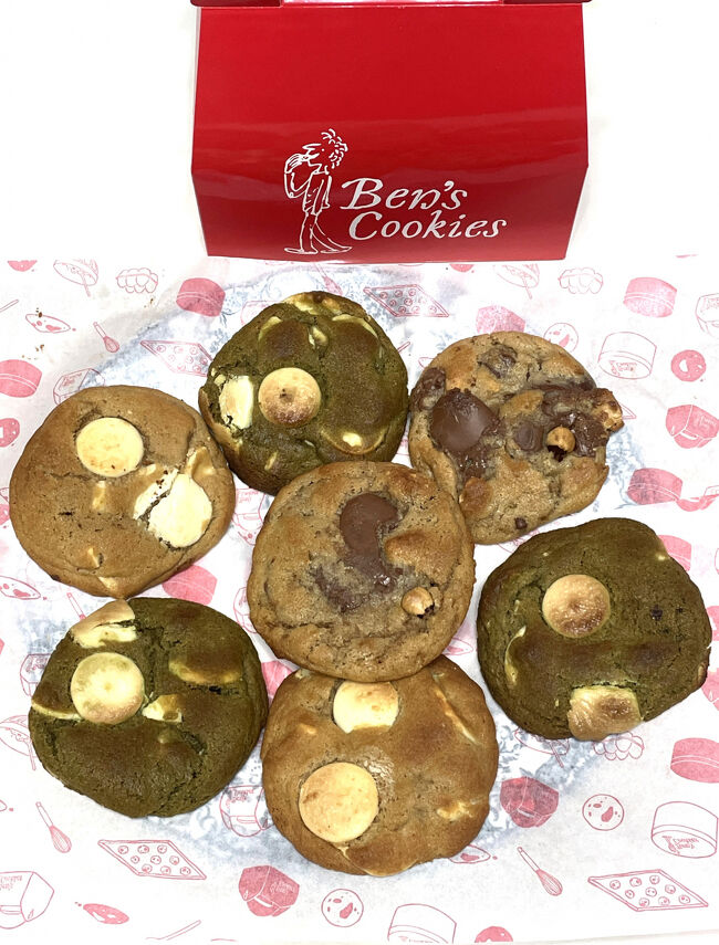 東京・銀座『GINZA SIX』B2F【Ben&#39;s Cookies】<br /><br />イギリス発【ベンズ クッキーズ】ギンザシックス店で購入した<br />クッキーの詰め合わせ　2,100円の写真。<br /><br />フレーバーは自分で選ぶことができますが、私はこちらのあまーい<br />チョコ入りのクッキーが大好き！<br /><br />7枚入りなので1枚　300円ですね。