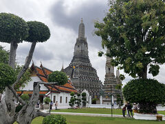 三島由紀夫が小説「豊饒の海」で取り上げたワットアルン。
アユタヤ朝滅亡の7ヶ月後、タークシンがこの地に新王朝トンプリーの王都を建設することを決意した。その時、この寺院が暁に染まり始めたため「暁の寺」と呼ばれるようになったそうです。