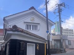 最後に西条酒蔵通りにやってきました。
予約なしで入れる、賀茂鶴酒造に行きます。
https://www.kamotsuru.jp/
駐車場はないっぽいです。駅周辺にあります。