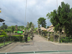 広大な敷地の入り口。