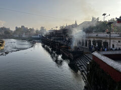 パシュパティナート寺院
ガンジス川の支流であるバグマティ川の岸にあるネパール最大のビンドゥー教寺院。
寺院はヒンドゥー教徒以外の立ち入りを禁止していた。