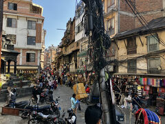 タメル地区には日用品や衣類など小さな店がびっしり並び買い物客や観光客で溢れている。歩いて見るだけで楽しい。