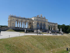 お昼をすませ、帰りは坂道を降りていきます。
グロリエッテの姿を間近に見られます。