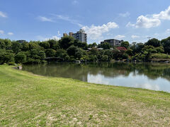 向こうにはビルが映っているものの、都会のオアシスのような静かな場所です。