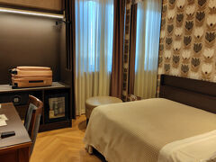 ヴェローナではホテルアカデミアに泊まります。チェックイン時刻より早く着いてしまいましたが、部屋の用意はできていたのですんなり入れてもらえました。
ゆったりとしたシングルルームで空調もばっちりです。