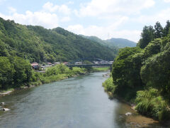 美濃太田駅から約３０分、都市部である美濃関市、美濃市の市街地を過ぎると、長良川が寄り添ってきます。
長良川鉄道は何度も鉄橋で長良川を渡りながら、長良川沿いに北上します。
鉄橋で長良川を渡るときは徐行運転してくれますので、絶好の写真タイム。
