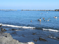 既にホテルはチェックアウトしたが、荷物を預けてシュノーケルを借りて底土海水浴場に行った。
ちょっと潜ってみたら、遠くに行かなくても、砂浜からすぐの海底に綺麗な魚がたくさん泳いでいた。
久しぶりだったので不安だったが、問題なかった。
来年はフィンも借りて、もっと楽しみたいと思ってる。