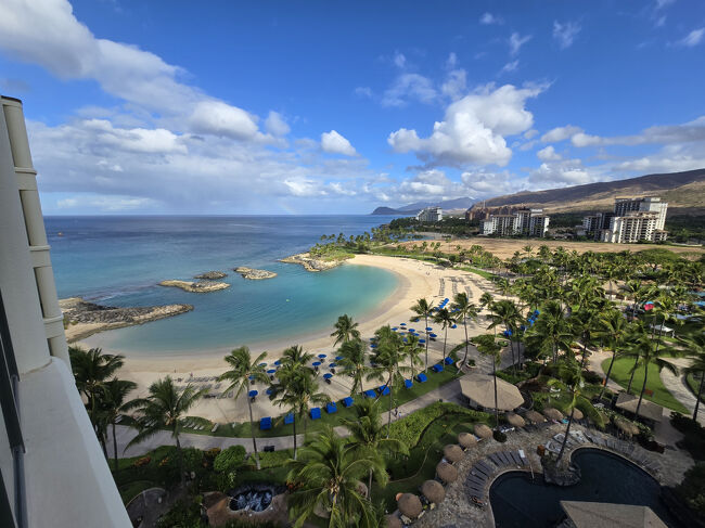 『マリオット・コオリナ』{Marriott's Ko Olina Beach Club}<br />この景色に癒されます。<br />コオリナには～全部で4つのラグーンがあります。<br />【ラグーン3】マリオット前のビーチ<br />名前は→ナイア・ラグーン<br />ナイア＝イルカの愛称を持つラグーンです。