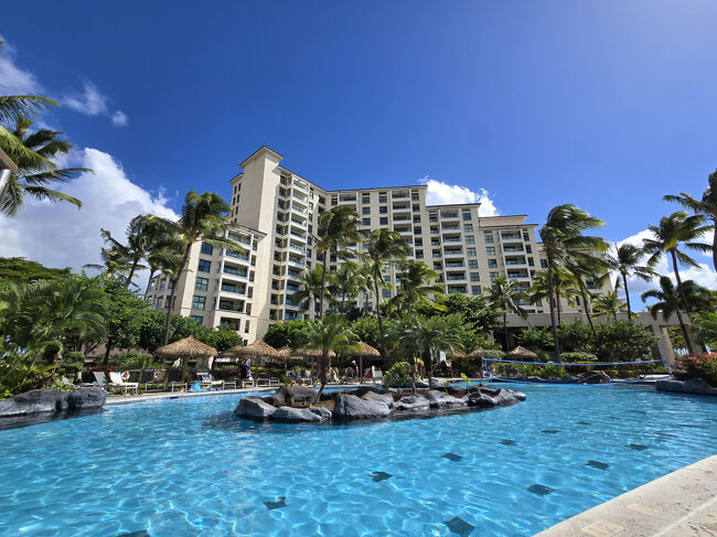 午後からは→プールでたくさん遊びました。<br /><br />お部屋に戻る途中で・・・Hermèsの担当者さんから着信あり<br />「ケリーのバック25！が入荷したので～今から来れますか?」との連絡でした。<br />しかもエキゾチックレザー (クロコダイル) のようです。<br />私→心臓バクバク～ドキドキ～<br />夫がすぐに車を出してくれました。<br /><br />Hermèsのケリーは→バーキンと並び、エルメスの代表的なバックです。<br />特にクロコ素材は→非常に入手困難で、資産価値も高く<br />世界中の愛好家やコレクターから高い注目を集めています。<br /><br />通常店舗に並ぶことはほとんどありません。<br />ディスプレイオンリーと呼ばれる非売品の展示のみです。<br />なので～2次流通店で定価以上の価格で購入する人もたくさんいます。<br />不思議な世界ですが！これがHermèsです。<br /><br />日本では→VIP顧客にしか紹介されない特別なバック！手に入れるのは難しいのが現状です。<br /><br />まさか・・・Hawaiiで出会えるとは～ビックリです。