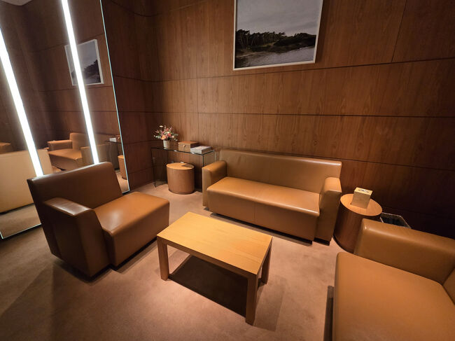 到着すると→個室に案内されました。<br />今回、ケリーのクロコダイルを購入する際に→マネージャーのトップの方との面談がありました。<br />大切に扱ってくれる顧客に届けるため～エルメス側で人選をするそうです。<br />私を選んでくれてありがとう(*^-^*)