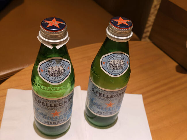 バックの金額を聞いて～思わず変な声が出てしまうぐらいビックリ！！<br /><br />スパークリングウォーターをいただきます。<br />一息つきました。