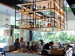 予定通り22時ごろバンコクの空港に到着し、エアポートリンクとバイクタクシーでホテルへ。24時少し前にホテルに到着し就寝。

昼ごろ起きてシャワーを浴びてから泊まっていたホテルの1階にあるレストランのランチブッフェへ。レストランへ行く直前にEATIGOと言うアプリで予約して50％引きにしてもらう。正確に言うとブッフェ自体は50％引きなのだが税サービスは100％に対して計算されるので精確には50％引きにはならないのだが正規の料金よりはだいぶ安くなるのでOK牧場です。