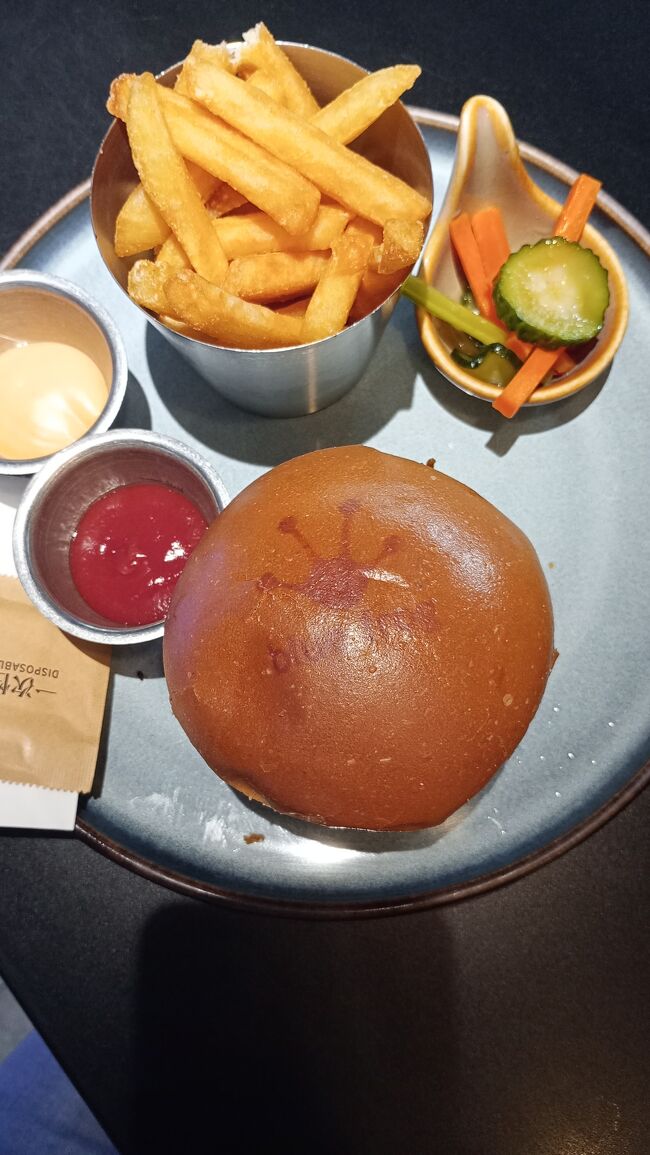 ハンバーガーが美味しそうだったので注文。メニューの写真以上にハンバーグの厚みがありとても美味しかったです。<br />ドリンクとハンバーガーで2000円越えだったけどまあ良しとします。