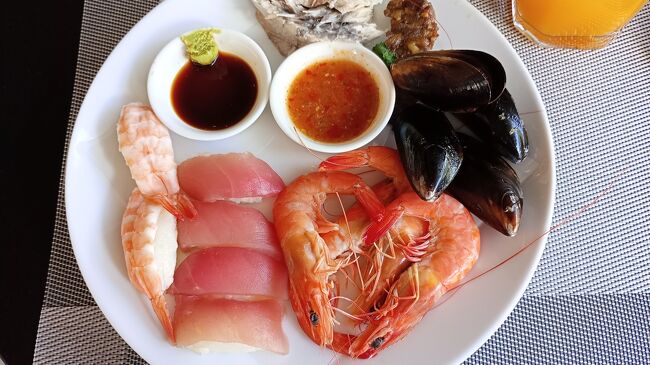 マグロのお寿司と海老とムール貝中心のお昼ごはんとなりました。