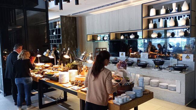 レストランの名前は『Food Exchange』です。<br />それほど種類は多くないのですがまあ十分です。