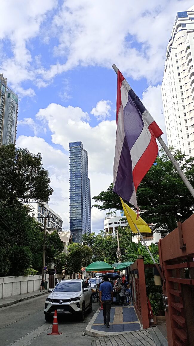 食後の腹ごなしにテクテク歩いてレンタルバイク屋さんへ<br />行ったのは10月、バンコクでは雨季です。<br />毎日午後には道路が濡れるくらいの、軽くですが雨が降りました。