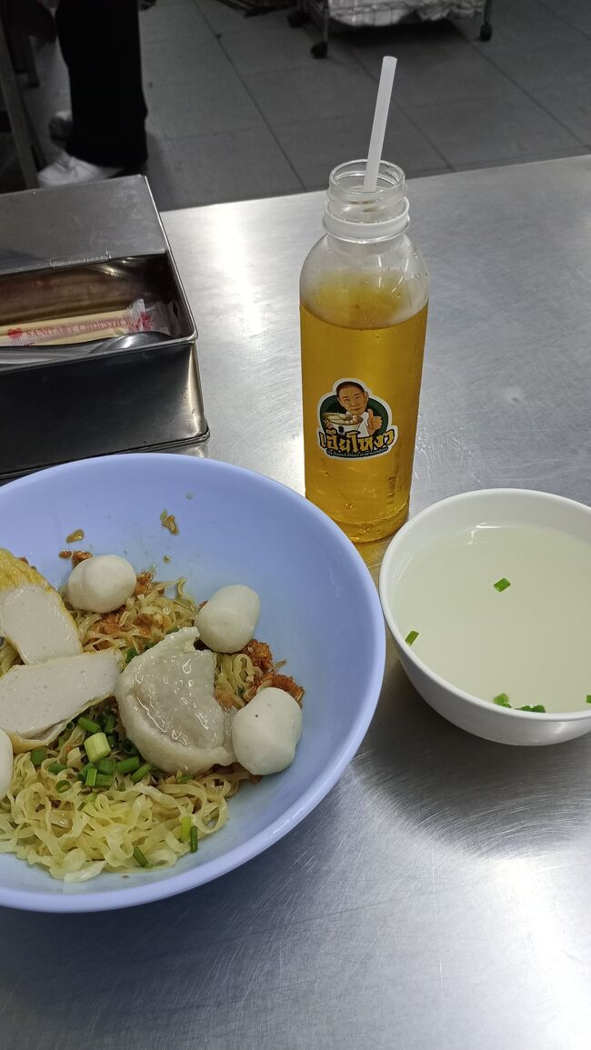 スープ別<br />これで大盛。<br />大盛でも日本のラーメンの普通盛の半分も無い。<br />軽く食べるには丁度よい。<br />具はつみれや餃子もどきなどでヘルシー